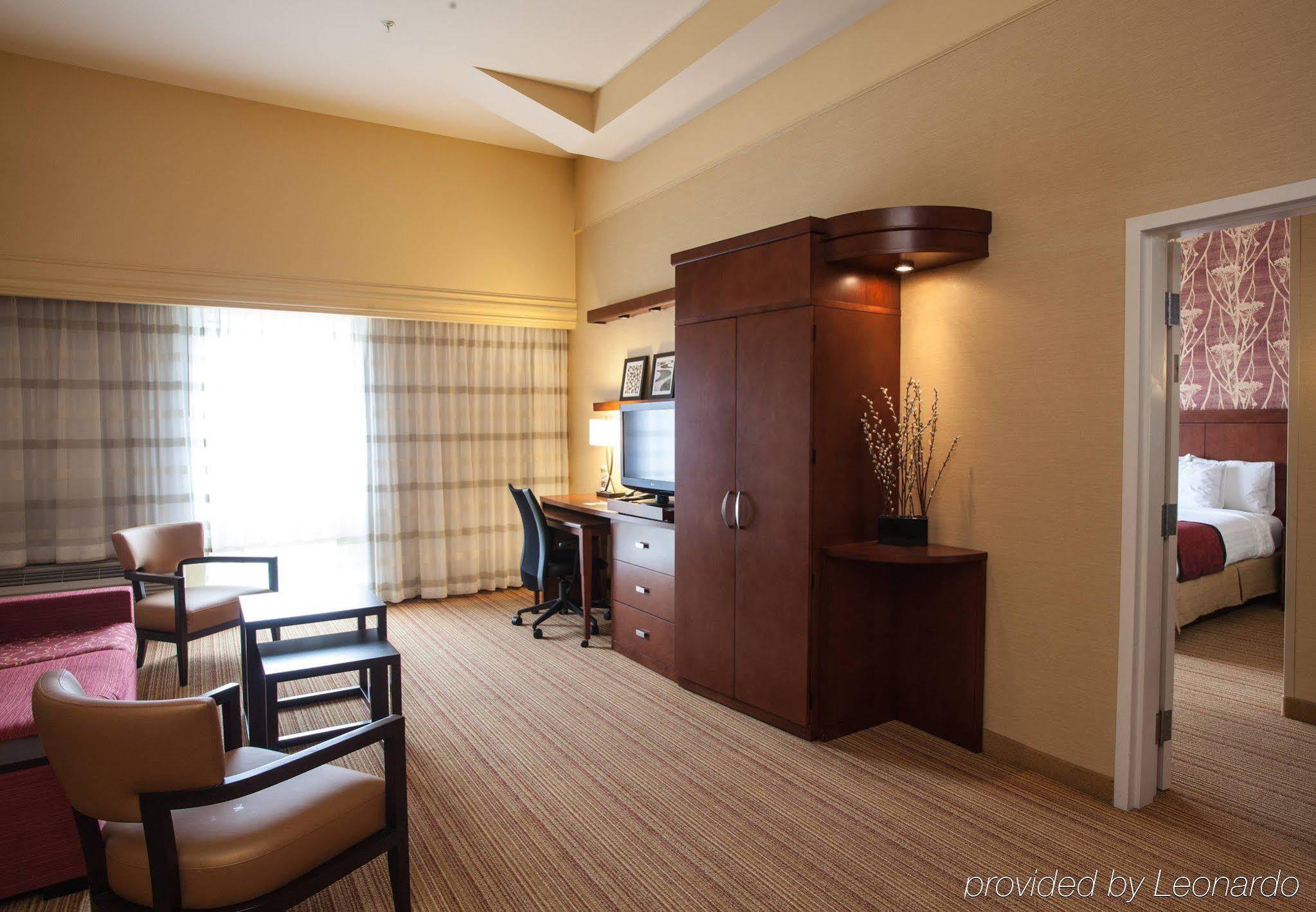 Отель Courtyard By Marriott Йорк Экстерьер фото