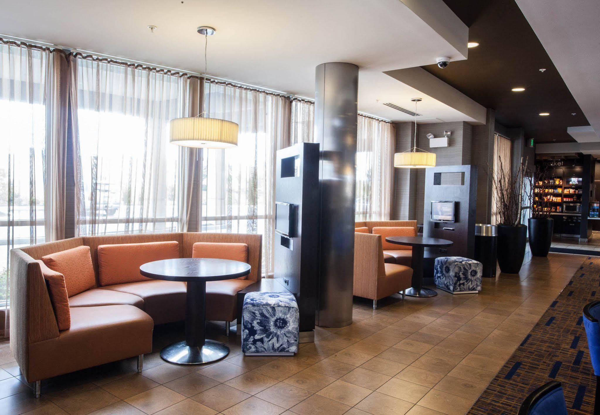 Отель Courtyard By Marriott Йорк Экстерьер фото