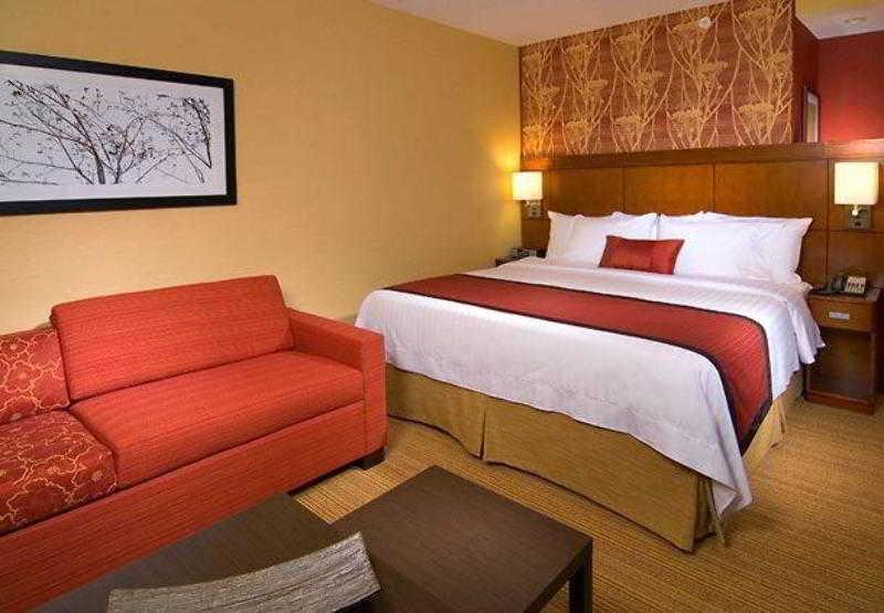 Отель Courtyard By Marriott Йорк Экстерьер фото