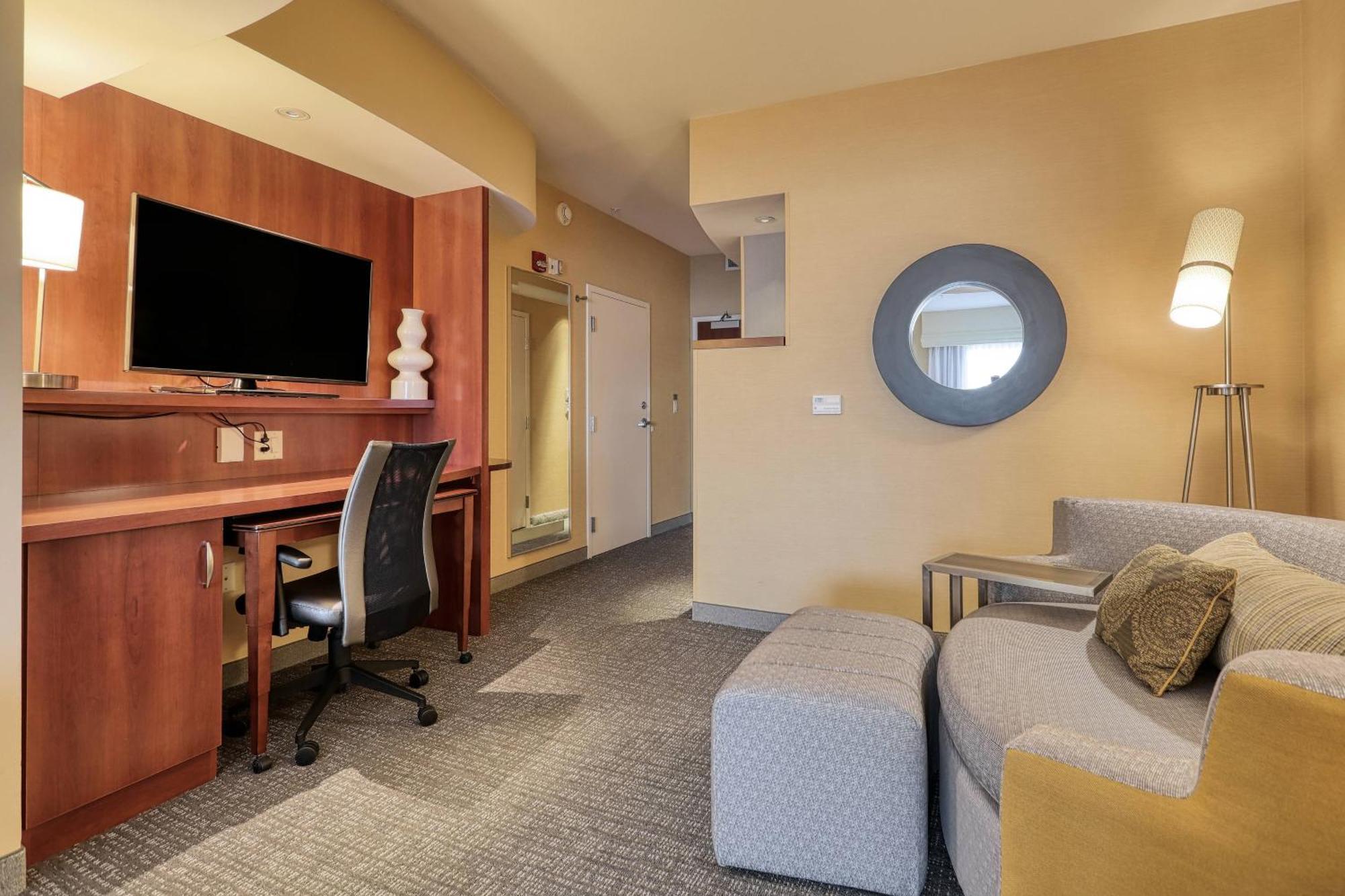 Отель Courtyard By Marriott Йорк Экстерьер фото